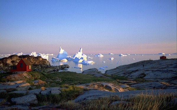 Vandring fra isbjerge til bygd i Grønland 