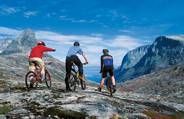 På mountainbike i Norges klippelandskaber