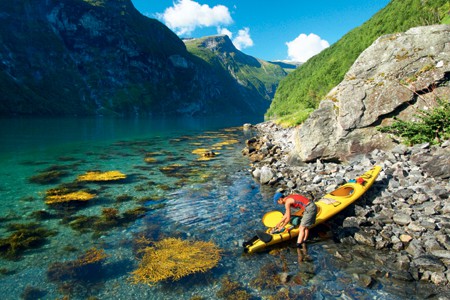 I kajak på Geiranger-fjordens klare vand