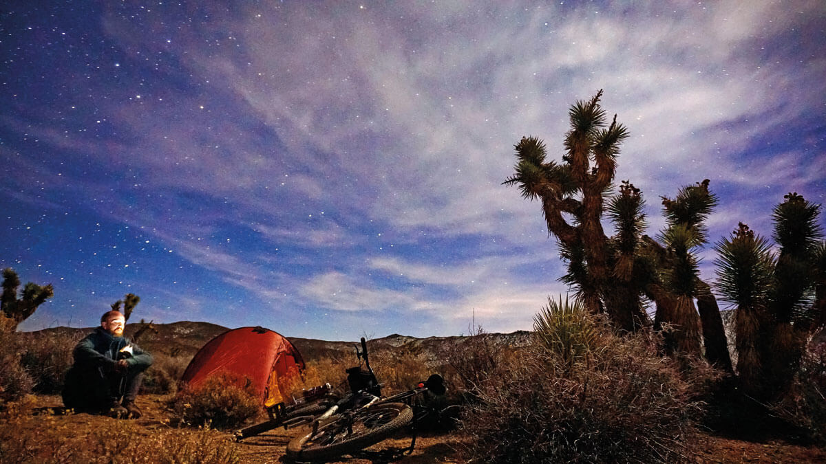 En forlænget vinterweekend gennem Death Valley i Californien. Frost på teltet om morgen, stjerner ned til horisonten og total stilhed. Jeg så ikke et menneske i halvandet døgn. 