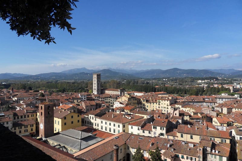 Udsigt over Lucca med- Alpi