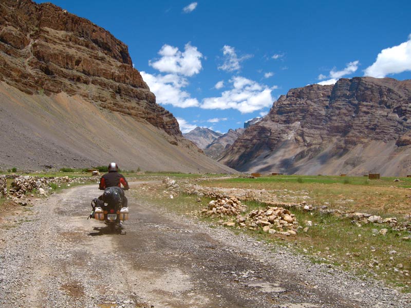 Motorcykeltur på Himalayas hullede highways